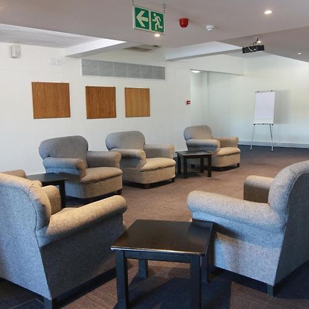 Blue Lagoon Hotel And Conference Centre Източен Лондон Екстериор снимка