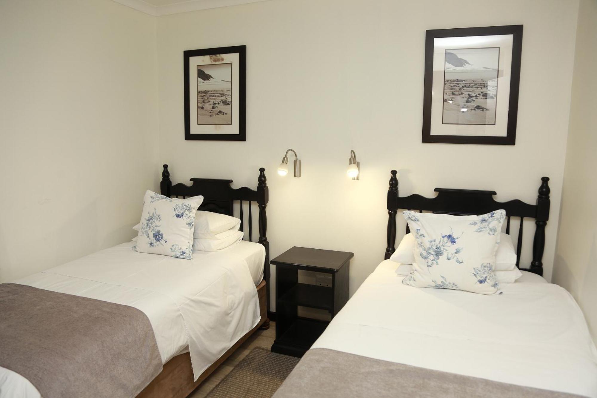 Blue Lagoon Hotel And Conference Centre Източен Лондон Екстериор снимка