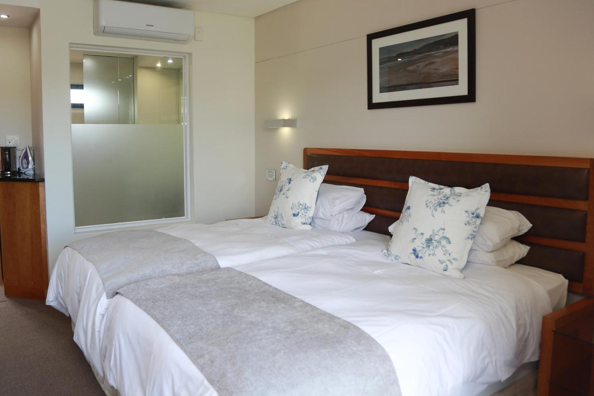 Blue Lagoon Hotel And Conference Centre Източен Лондон Екстериор снимка