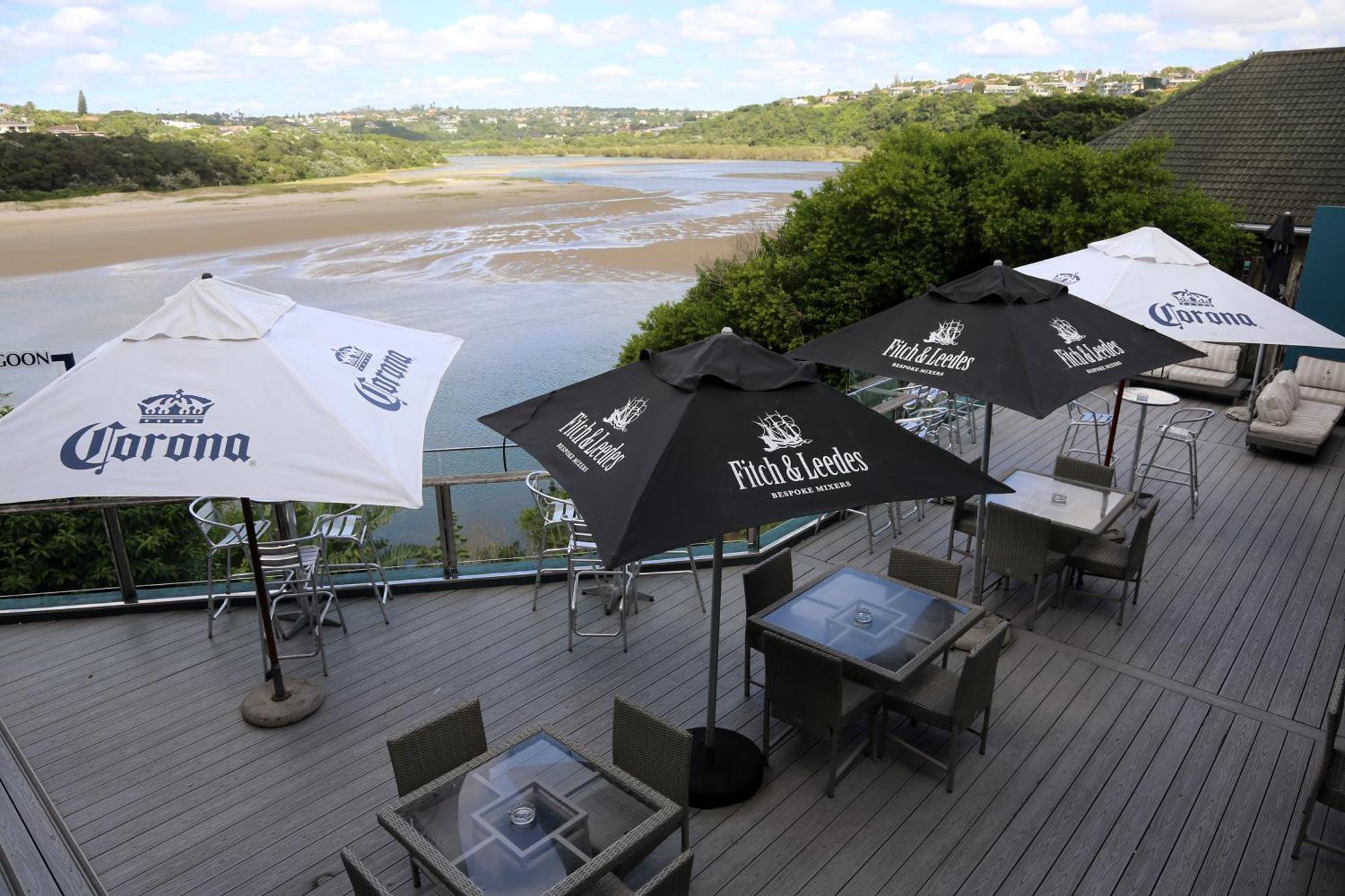 Blue Lagoon Hotel And Conference Centre Източен Лондон Екстериор снимка